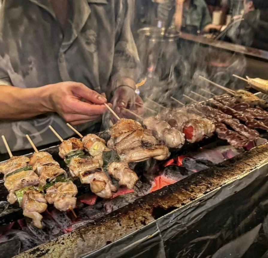 숯불 위에서 구워지는 야키토리 꼬치