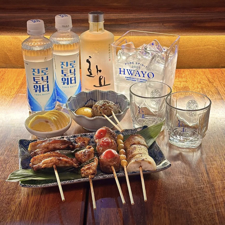 야키토리 꼬치 세트와 하이볼 상차림